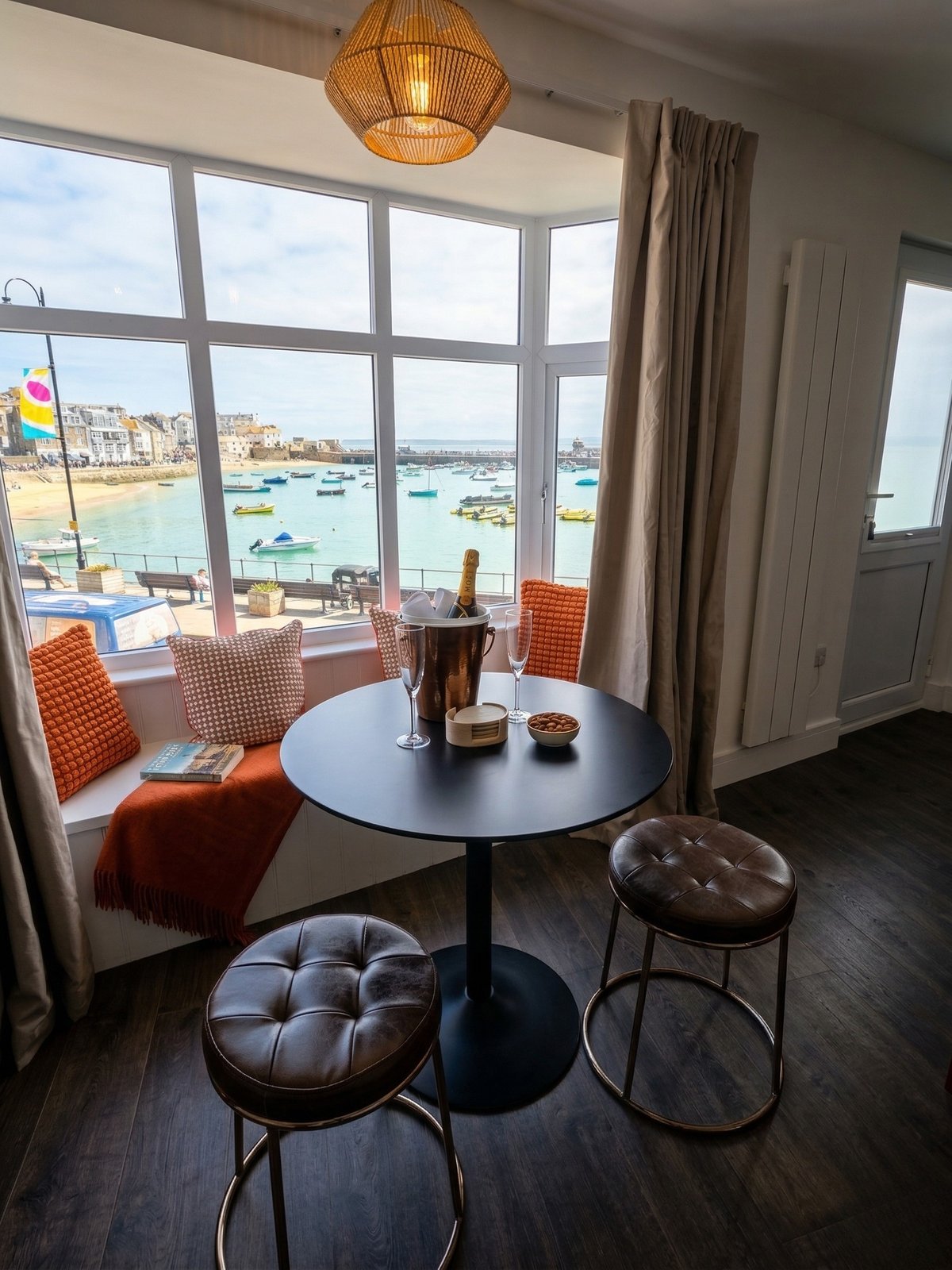 Premier 2 apartment with harbour view, champagne glasses on the window-seat table